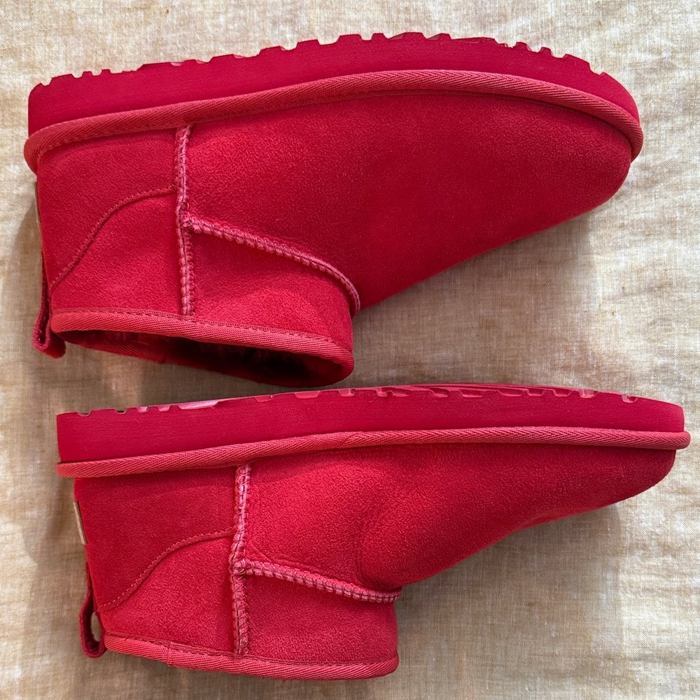 UGG Ultra mini in Ribbon Red new without tags - Picture 5 of 17